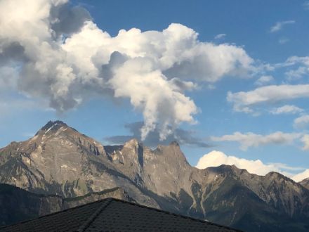 Nubi cumuliformi si sono formate sulle creste lungo la valle del Reno (Wangs SG) nella tarda serata di sabato scorso.