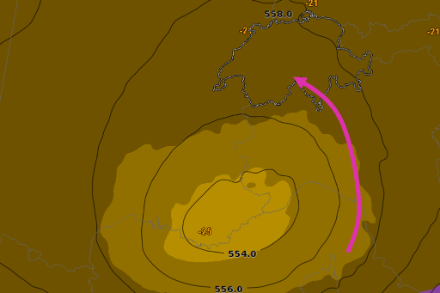 Fig. 1: Geopotenziale (gpm, isolinee) e temperatura a 500 hPa oggi 7.5.2025 alle 12UTC. La depressione sul Tirreno convoglia aria umida verso il pendio sud-alpino (freccia viola). 