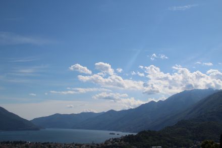 Fig. 2: Cumuli sopra il Ghiridone; in quota visibile dei cirri legati al fronte freddo presente oggi sul Regno Unito. 