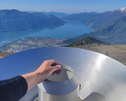 Fig. 3: Durante la rimozione del filtro per la pulizia del pluviometro.  Il pluviometro è protetto dal frangivento installato negli strumenti di montagna e soggetti a forti venti laminari. Il panorama di Cimetta fa da splendida cornice al compito periodico.