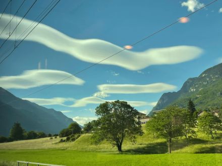 Fig. 5: Altocumuli lenticolari ritratti oggi da Claro in direzione nord. 