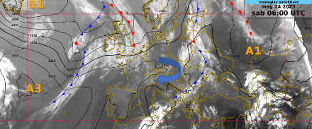 Fig. 1: Immagine satellitare di questa mattina, 24.5.2025 alle ore 06:00 UTC (08.00 ora locale in Svizzera), con sovrapposti i campi di pressione e i fronti. La freccia blu indica le correnti legate al cuneo dell'alta pressione A3 che si spinge fin sulla Svizzera. Le correnti ruotano in senso orario attorno all'alta pressione, aggirano le Alpi e transitano sopra la Pianura Padana sospingendo dunque aria umida verso il pendio sud-alpino. 