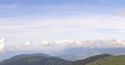 Sul Chasseral, oltre alle nubi residue (cumuli) della perturbazione di ieri, al mattino erano visibili in alta quota anche estesi campi di cirri.
