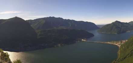 Sul Monte San Salvatore, sopra Lugano, già questa mattina i cieli erano sgomberi dalle nubi grazie al favonio da nord.  L'aria era molto limpida, tanto che si riuscivano a scorgere in lontananza gli Appennini. 