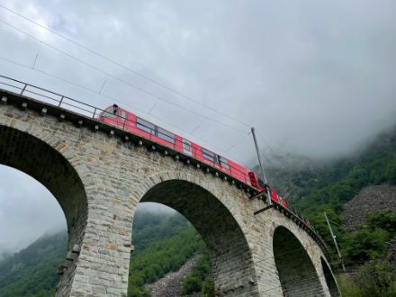 Fig. 3. Anche la parte meridionale della Valposchiavo è stata interessata da un temporale violento con un po' di grandine a Campocologno. Foto: viadotto elicoidale di Brusio, L. Nisi.