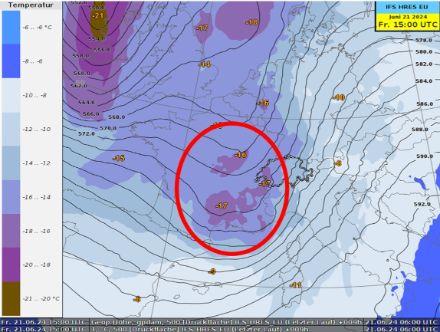 Fig. 1. Altezza geopotenziale (in decametri) e temperatura a 500 hPa (in gradi Celsius) previste dal modello IFS (Run 21.06.2024 ore 06:00) per il 21.06.2024 ore 15:00 UTC. Ben evidente la saccatura secondaria (evidenziata in rosso sull’immagine) e l’imminente netto raffreddamento in quota sulla regione alpina.