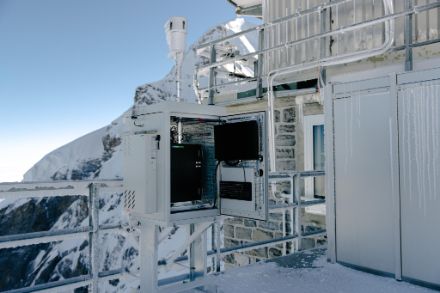 Stazione di misurazione con sensori per dati meteorologici in alta montagna.