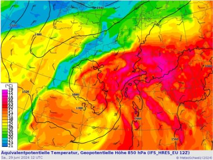 Fig. 2. Dettaglio della saccatura secondaria in arrivo da sudovest verso la Svizzera al livello di 850 hPa (1500 m circa). Oltre all’altezza del geopotenziale (linee nere), sono rappresentati la temperatura equivalente potenziale (colori) e la velocità e la direzione del vento (barbule) al livello barico di 850 hPa. Analisi del modello IFS (ECMWF), sabato 29 giugno 2024 ore 12 UTC.