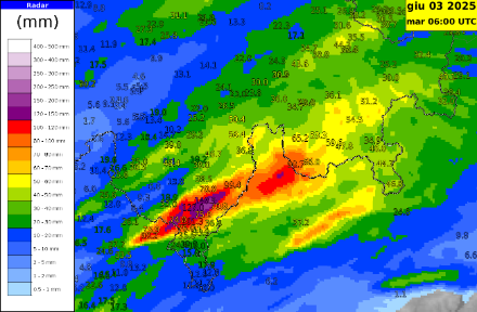 Fig. 4: stima degli accumuli (isoarea, radar CombiPrecip) e misure dei pluviometri (cifre) nelle 24 ore comprese tra le 6 UTC del 2.6.2025 e le 6 UTC del 3.6.2025. NinJo@MCH