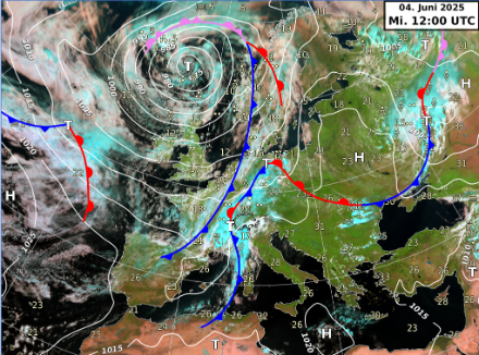 Fig. 1. Carta meteorologica al suolo, situazione alle 12 UTC del 4 giugno 2025. Visibile il primo fronte freddo che ha raggiunto le Alpi nella serata del 4 giugno 2025, adagiandosi sul versante nordalpino, e il secondo fronte freddo che ha raggiunto il nostro Paese la mattina del 5 giugno. Fonte: MeteoSvizzera. 