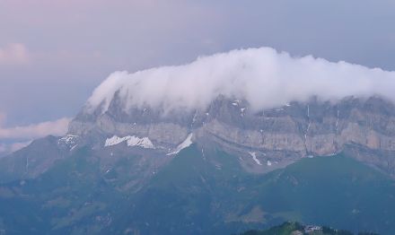 Le pareti nord delle Dents du Midi sono in gran parte coperte da una coltre di nuvole, osservate dalla webcam dalla cima del Grand-Conche (2133 m) alle ore 21:40 locali del 1° luglio 2025.