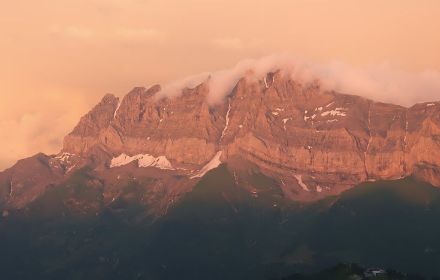 Versante nord delle Dents du Midi con un inizio di copertura nuvolosa osservati dalla webcam della cima del Grand-Conche (2133 m) alle ore 21:20 locali del 1° luglio 2025.