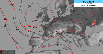 Mappa che mostra il confronto dell'altezza del geopotenziale a 500hPa tra due corse del modello europeo (ECMWF-IFS) prevista per domenica 20 luglio alle 00 UTC: in rosso la corsa del 15 luglio alle 12 UTC e in nero la corsa del 16 luglio alle 00 UTC.