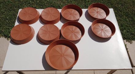 Figura 1: otto sottovasi da 20 cm di diametro e uno da 24 cm.