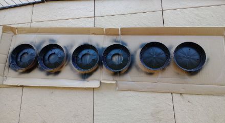 Figura 3: sei sottovasi sono pitturati di nero all'interno.