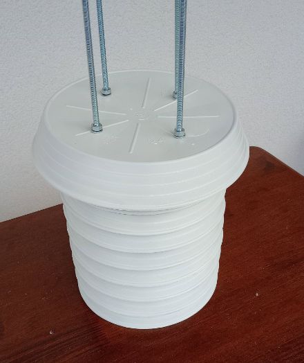 Figura 6: capannina protettiva completata. Il sottovaso grande da 24 cm di diametro è stato montato in cima, come una sorta di tetto.