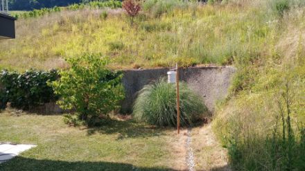 Figura 7: idealmente la capannina dovrebbe essere posizionata al sole e ad un'altezza di 1.5 - 2 m su un terreno erboso. Tuttavia ciò non è sempre possibile, come in questa foto, dove la capannina si trova vicino ad un muro e un cespuglio.