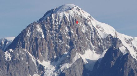 Il versante sud-orientale del Monte Bianco. In rosso la posizione in cui gli alpinisti attendevano una tregua. Immagine originale: Stefano Caldera, camptocamp.org