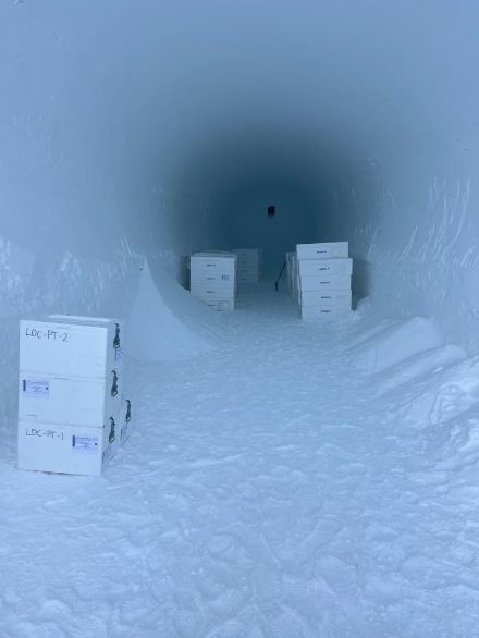 Stockage des carottes de glace sur place.