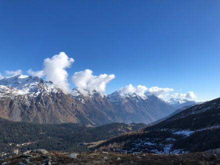 Sviluppo di cumuli dovuti alle deboli termiche che si sono sviluppate lungo i versanti soleggiati, vista da San Bernardino verso l'Alta Mesolcina il 5 novembre 2020.