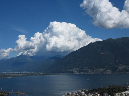 Figura 4: Sviluppo di cumuli fra il Camoghè, il Gazzirola e il Monte Baril 2 agosto 2016. In particolare, si tratta di cumuli congesti, che appaiono molto densi con i contorni ben definiti e in quanto cumuli hanno un marcato sviluppo verticale. Mentre la parte superiore appare di un bianco intenso, la base è più scura. Le protuberanze che caratterizzano i cumuli congesti assomigliano ad un cavolfiore. Il rovescio sarebbe seguito di lì a poco. 