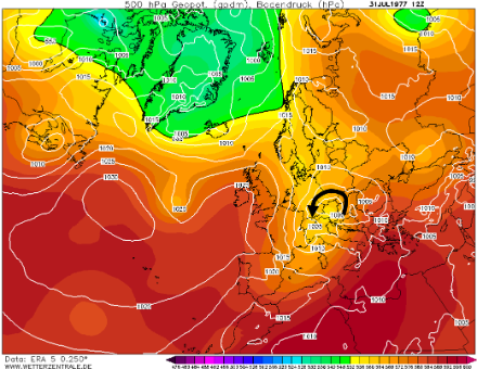 Situazione meteorologica al 31 luglio 1977 secondo una rianalisi del modello ERA. Sono rappresentati il geopotenziale [gpdm, aree colorate] a 500 hPa e la pressione al suolo [hPa, isolinee bianche]. Nel campo di pressione al suolo (freccia nera) l'aria umida proveniente dal Mediterraneo fluisce in modo arcuato attorno alla depressione e raggiunge così le Prealpi 