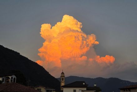 Sviluppo marcato di cumuli nella serata di venerdì 4 luglio a Vacallo. L'immagine mostra un cumulo sui rilievi illuminato dal sole.