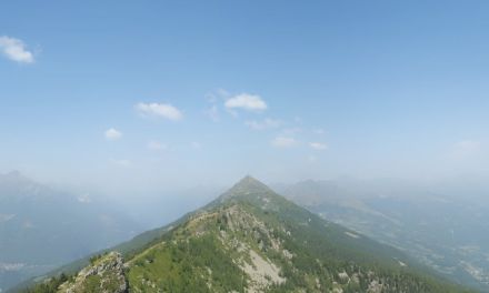 Fig. 2: sguardo dal Pizzo Matro mercoledì 13 agosto 2025 a mezzogiorno. La foschia è ben presente anche in montagna. 