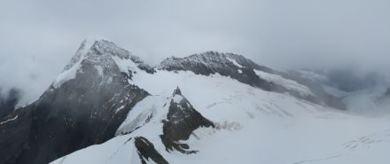 Vista dalla cresta orientale della Jungfrau guardando verso il Mönch, la Jungfraujoch e il Trugberg (da sinistra a destra). Solo sulle cime più alte le precipitazioni sono cadute tutte sotto forma di neve.
