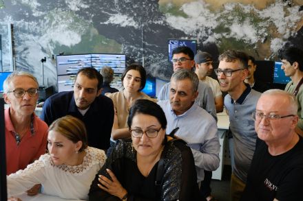 Gruppo segue una spiegazione nella sala di controllo.