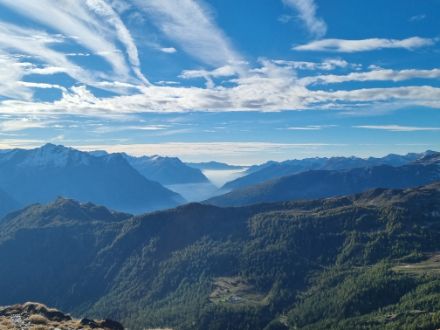 Foschia sul fondovalle nella zona del Lago Retico.