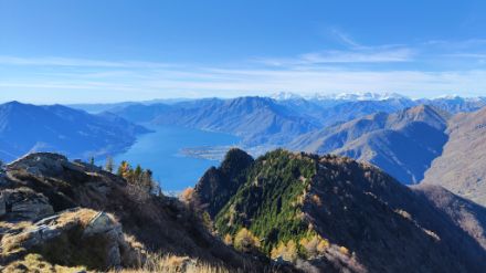 Cima di Sassello 1889 m.s.l.m, con vista verso le Alpi e Lago Maggiore.