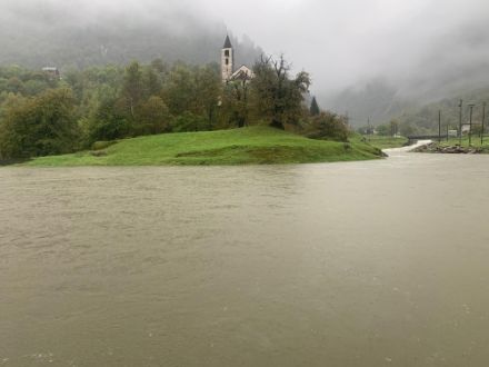 Vista sulla chiesa di San Maurizio a Chironico (TI). A destra dell'immagine il Ticinetto, ingrossato ma non ancora in modo eccezionale.