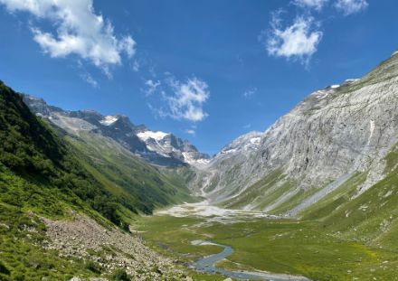 L'immagine mostra la Val Frisal, nella Surselva GR.