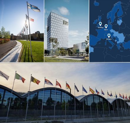 L'ECMWF opera in tre sedi (in alto a destra). L'edificio della sede centrale dell'ECMWF si trova a Reading, nel Regno Unito (in alto a sinistra), il futuro edificio del sito ECMWF di Bonn, in Germania (in alto al centro), entrato in servizio nel 2021, e il centro di calcolo a Bologna, in Italia (in basso), operativo dal 2022.