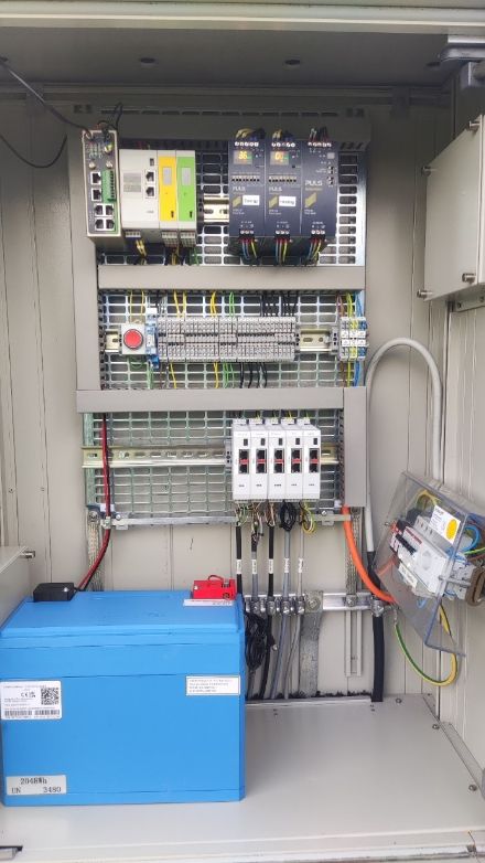 L’interno dell’armadio che ospita l’infrastruttura elettronica della stazione SwissMetNet di Villars-Tiercelin.: i cavi dei sensori provengono dal basso e sono collegati ai logger IoT. L'alimentazione proviene dall'alto.