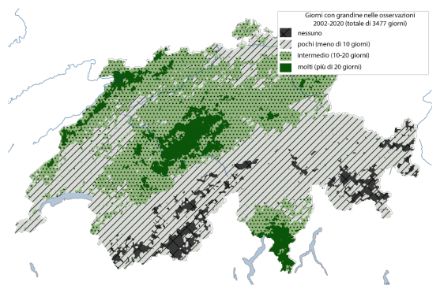 La figura mostra una cartina della Svizzera con il numero di giorni con grandine. Nel Ticino meridionale, nella regione del Napf e lungo il massiccio del Giura vi sono più di 20 giorni, nell’Altipiano si va in genere dai 10 ai 20 giorni, nelle regioni alpine e nella parte occidentale a sud del Giura si contano invece meno di 10 giorni. In alcune aree montuose delle valli alpine interne non si è ancora registrato un solo segnale di grandine.
