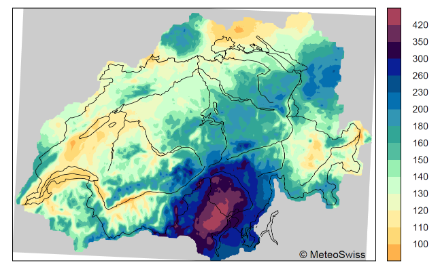 Carta della Svizzera con indicazione codificata a colori del quantitativo di precipitazione che si verifica in caso di eventi estremi. In alcune regioni del Ticino, in caso di un evento che si verifica una volta ogni 100 anni, si possono registrare oltre 350 mm. Nella Svizzera occidentale e settentrionale il rispettivo quantitativo ammonta a meno di 100 mm.