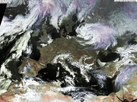 Immagine satellitare dell’Europa: l’Europa centrale è priva di nubi. Si notano le Alpi ricoperte di neve.