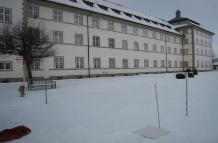Sono presenti nell’immagine anche un’asta graduata e una tavola di legno per la misura della neve.