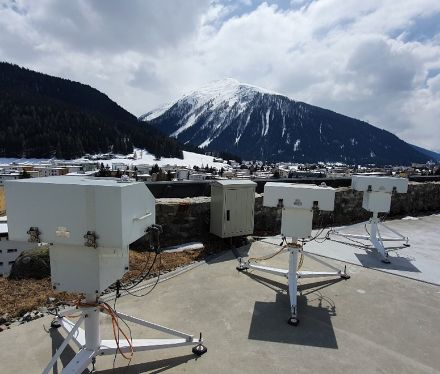 Immagine di spettrofotometri di tipo Brewer di Kipp & Zonen, utilizzato ad Arosa e a Davos.