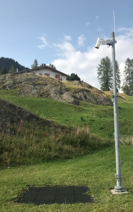 Apparecchio montato su un montante o un ponte in ALU a seconda della configurazione del sito. 