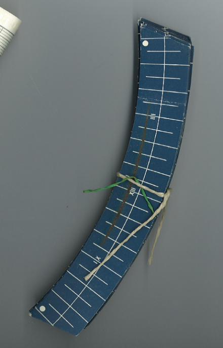Striscia di misura utilizzata nella registrazione della durata del soleggiamento. Si tratta di una striscia di carta blu su cui, in presenza di sole, lo strumento lascia una traccia marrone, dovuta alla bruciatura causata dai raggi del sole. Dalla lunghezza della traccia bruciata si ricava la durata del soleggiamento. Queste strisce sono ora depositate all’Archivio federale di Berna.