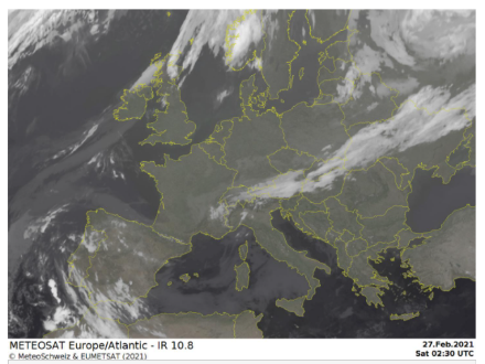 Nell'immagine satellitare del 27 febbraio 2021, alle 02.30 UTC, le nuvole (est e ovest della Svizzera) sono rappresentate per mezzo di una scala di grigi.