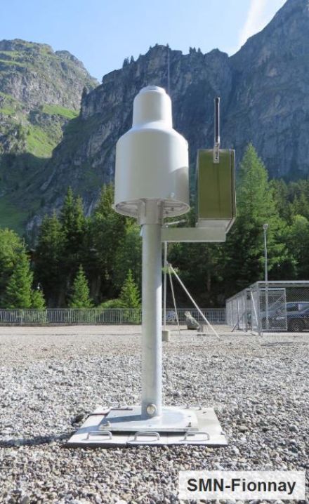 La stazione si trova su una superficie piana di ghiaia. Il pluviometro è applicato su un supporto metallico alto 1,5 metri.