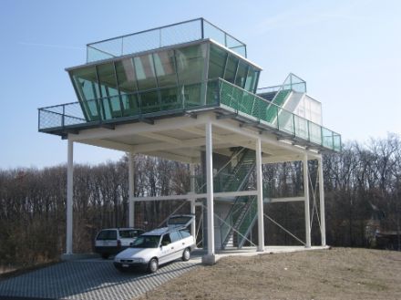 Postazione di osservazione a vetri e terrazza con vista panoramica, su una costruzione metallica a circa dieci metri dal suolo.