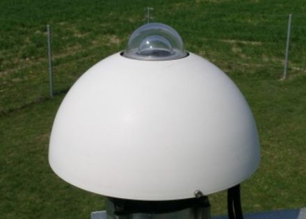 Piccola cupola di vetro, attraverso la quale penetra la luce, circondata da una copertura sferica che protegge lo strumento dalle intemperie