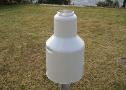 Il dispositivo a peso e il contenitore sono protetti da un involucro di plastica bianca.