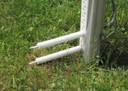 Strumento di misura con due sensori bianchi collocato sull’erba.