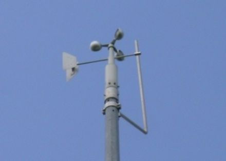 Lo strumento è composto di un anemometro a coppe e una banderuola; è posizionato sulla cima di un palo di misura.